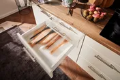 DYK360 Pino Küche Skive Küchenzeile 150 cm Schränke in Magnolienweiß Hochglanz 10